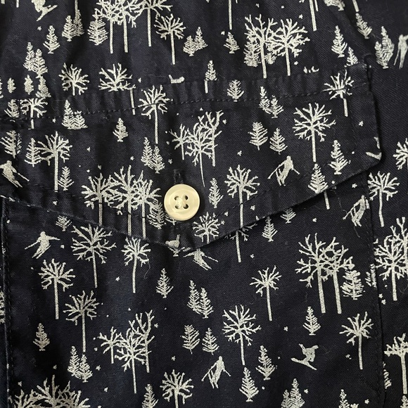 ⛷ GAP ski print navy collared button down - Picture 2 of 4